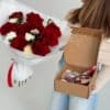 Подарочные наборы: как сочетать цветы с другими сюрпризами